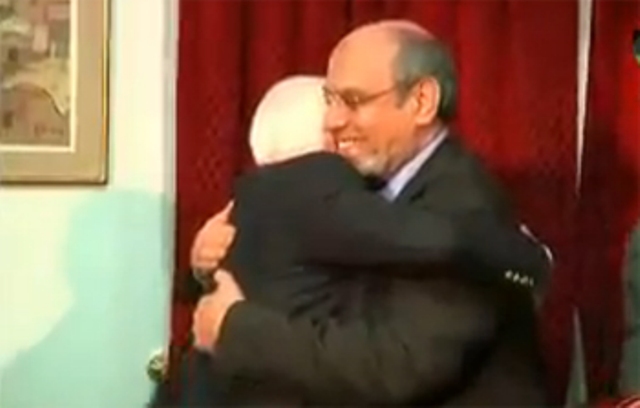 Hamadi Jebali dans les bras de son frère John McCain. Tunis 2011.