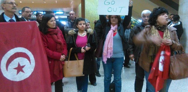 Femmes patriotes manifestants à l'aéroport de Tunis-Carthage.