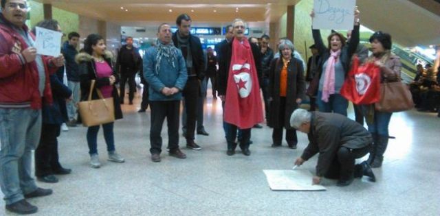 Ils ne sont pas plus de dix personnes manifestant contre l'arrivée à Tunis du criminel de guerre John McCain.