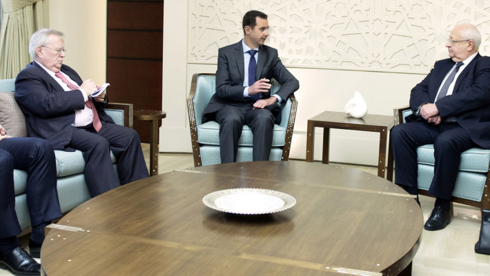 Le Président Bachar Al-Assad recevant la délégation française. A gauche, le député UMP Jacques Myard.