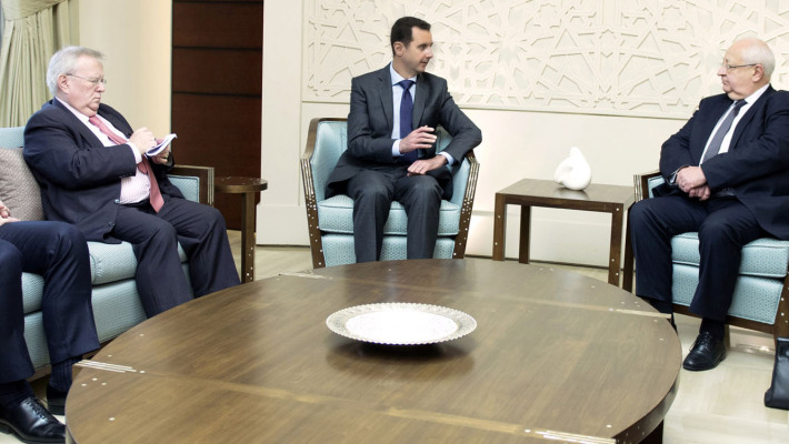 Le Président Bachar Al-Assad recevant la délégation française. A gauche, le député UMP Jacques Myard.