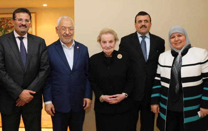 Photo de famille. Rafik Abdessalem, Rached Ghannouchi, Madeleine Korbelova Albright, Ali Larayedh, Meherzia Labidi. Il ne manque que Manoubia Bouazizi, la mère du "martyr" de la "révolution du jasmin" !