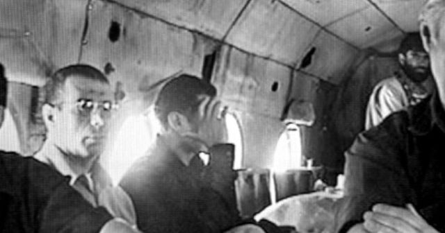 Dahmane Abdelsattar et Bouraoui al-Ouaer, les deux terroristes tunisiens que Ben Laden a envoyé assassiner le commandant Massoud, pris en photo dans l'avion qui les amenait en Afghanistan, en 2001. .
