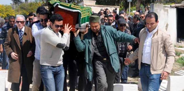 Arrivée du corps au cimetière El-Jellaz porté par ses amis et proches.