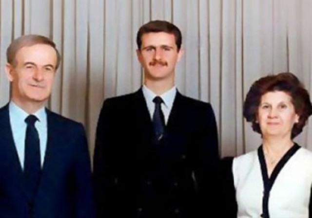 Le Président syrien Bachar Al-Assad, entre son père Hafez et sa mère Anissa.
