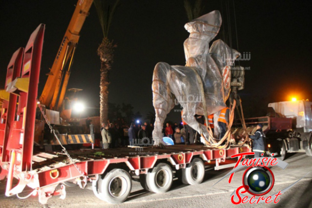 Arrivée à Monastir, aujourd'hui 14 mars 2016, de la statue équestre d'Habib Bourguiba.