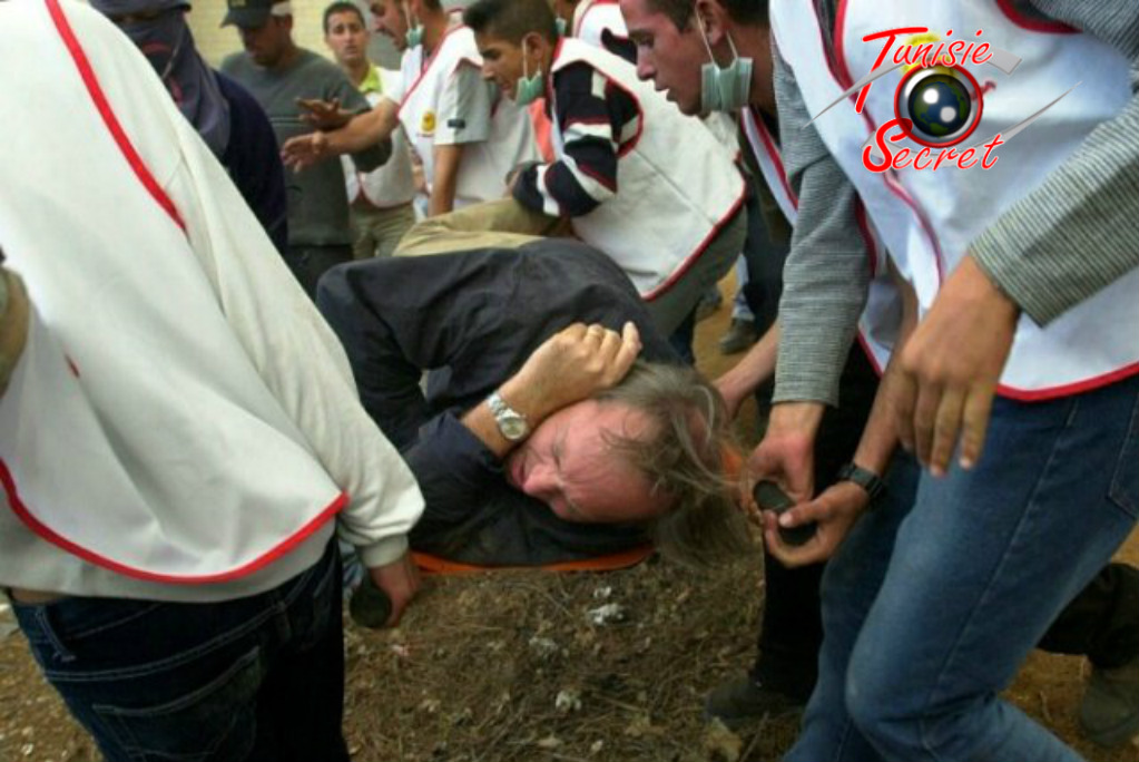 Le 21 octobre 2000 à Ramallah, le grand reporter de Paris Match, Jacques-Marie Bourget est grièvement touché au poumon par la balle d’un sniper israélien. Les médecins du Croissant Palestinien feront tout pour lui sauver la vie.