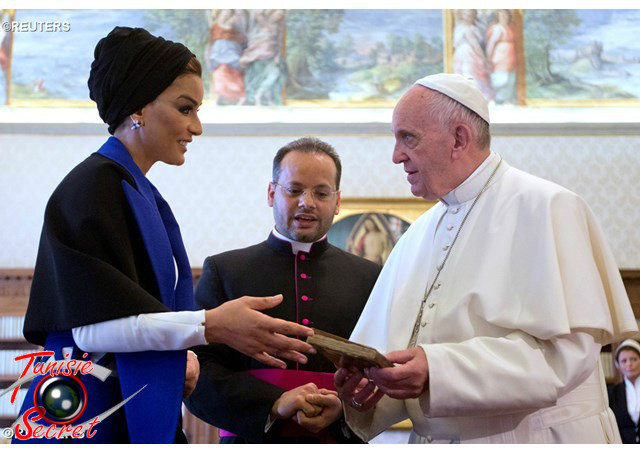 Samedi 4 juin 2016, le Pape François recevant des mains de Moza Bint Nasser al-Missned, un manuscrit arabe volé par Daech.