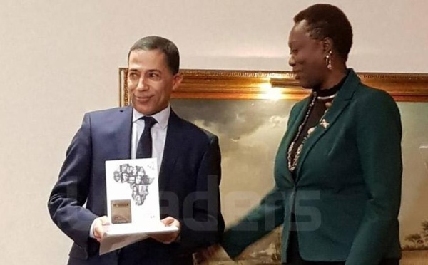 La seule vraie photo officielle de remise de prix. Ghazi Gheraïri recevant seul, au nom de l'Etat tunisien, le prix Mandela de la main de Son Excellence l'Ambassadrice du Brurundi en France, madame Christine Nina Niyonsavye.    