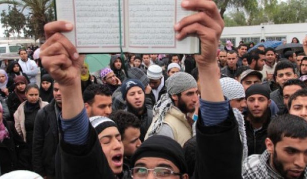 Des salafistes tunisiens lors d'une manifestation à Manouba.